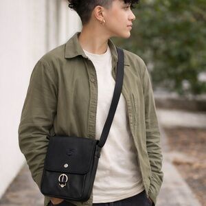 Vintage IL Bisonte Black Leather Crossbody Messenger Bag Made in Italy Designer